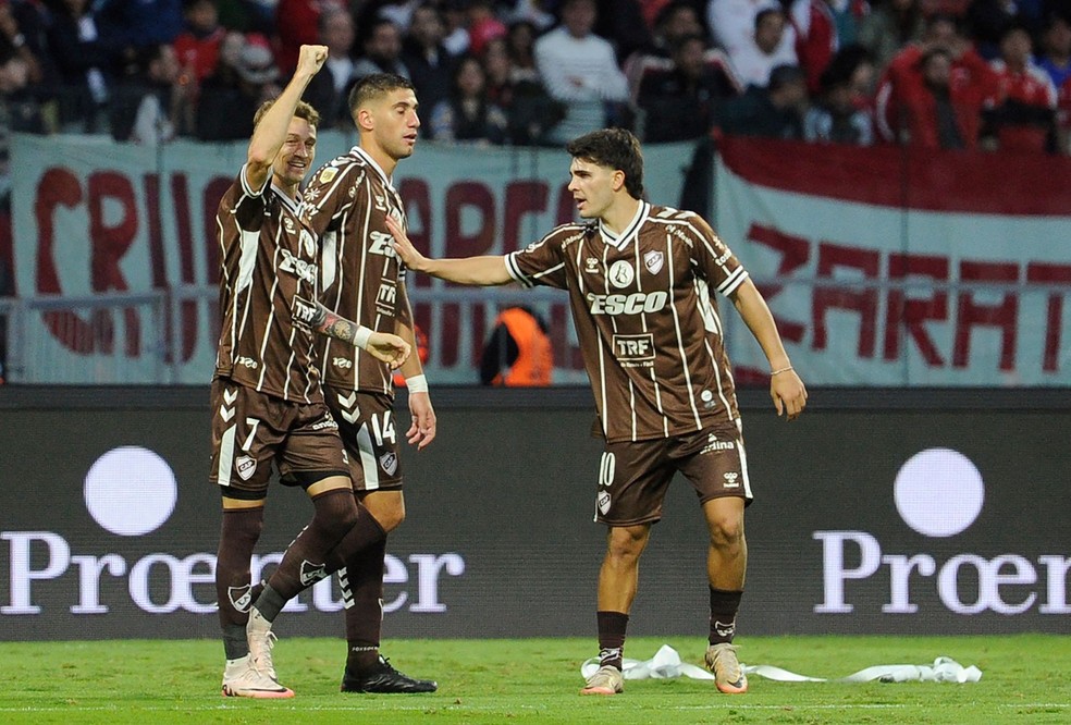 Platense x Huracán: Mainero, camisa 7, comemora gol do título — Foto: Eduardo Rapetti / AFP