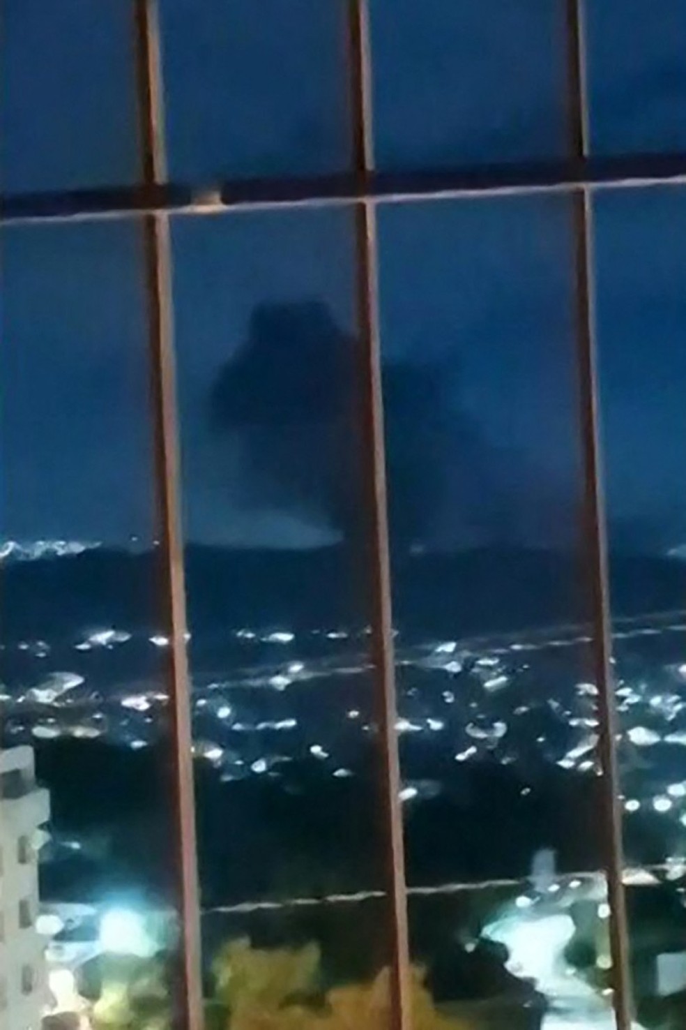 Esta imagem, capturada em 3 de janeiro de 2026 a partir de filmagens de usu&aacute;rios, mostra fuma&ccedil;a subindo sobre Caracas ap&oacute;s uma s&eacute;rie de explos&otilde;es na cidade &mdash; Foto: AFP