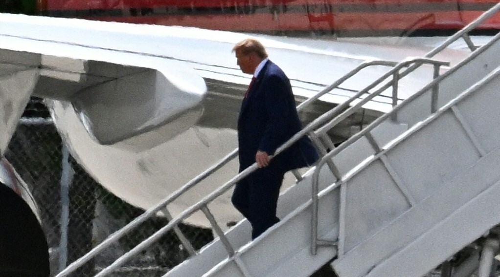 O ex-presidente dos Estados Unidos Donald Trump desembarca no Aeroporto Internacional de Miami, na Flórida, em 12 de junho de 2023 — Foto: CHANDAN KHANNA / AFP