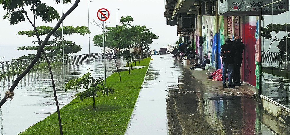 Na última quarta-feira, moradores em situação de rua tentavam se proteger do frio e da chuva em marquise do Shopping Bay Market, no Centro — Foto: Felipe Gelani