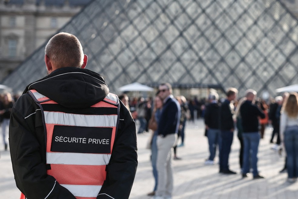 Roubo no Louvre: museu reabre para visitantes após três dias, e polícia segue em busca de criminosos — Foto: AFP