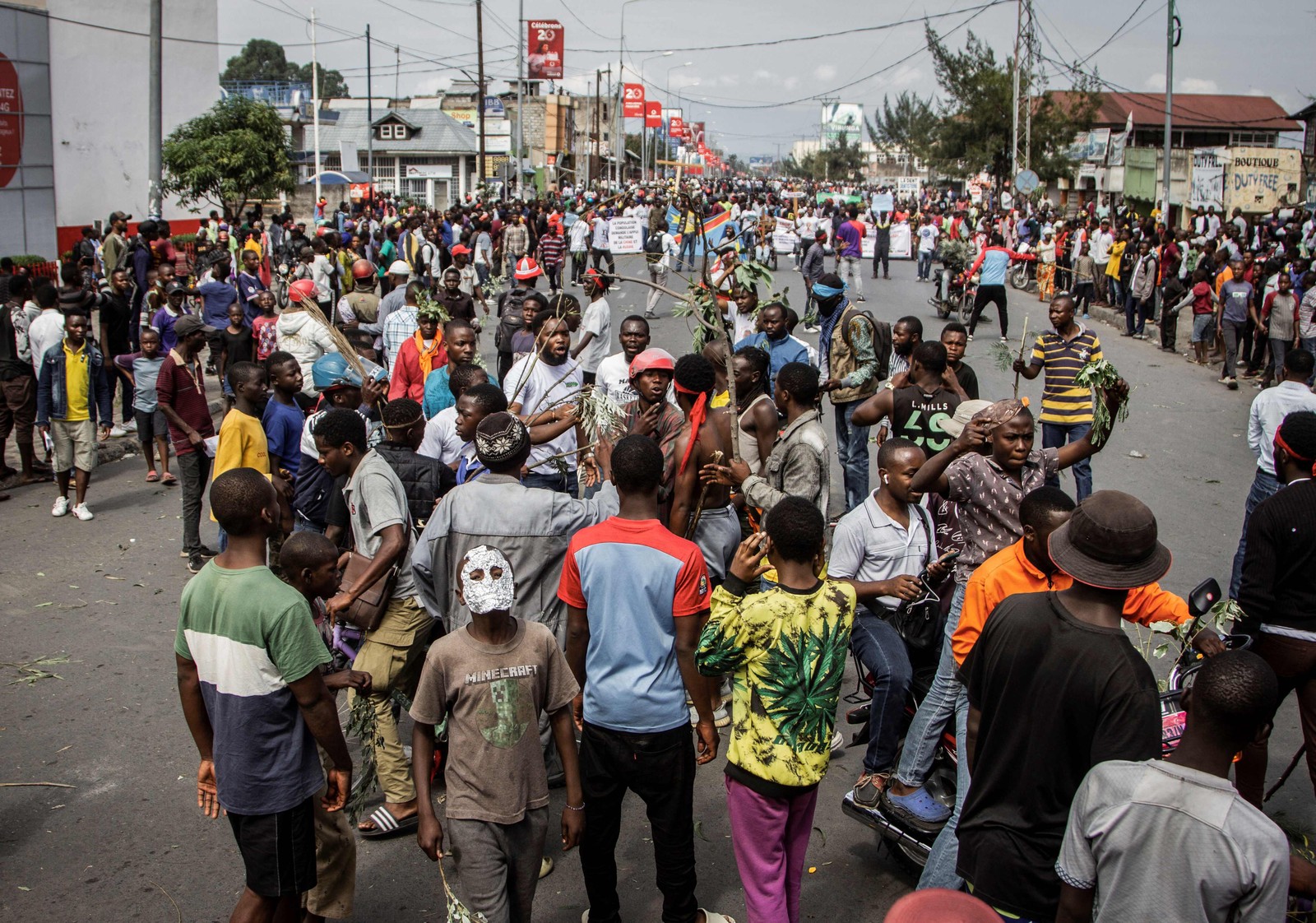 Manifestantes anti-Ruanda marcham em direção à fronteira da República Democrática do Congo e Ruanda em Goma — Foto: MICHEL LUNANGA/AFP