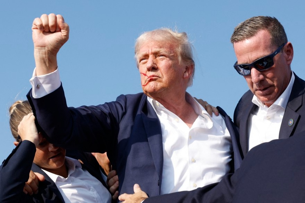 Trump cai do palco durante comício na Pensilvânia com sangue no rosto e após disparos serem ouvidos — Foto: The New York Times
