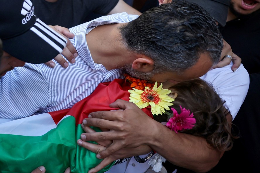 Pai carrega nos braços seu filho de 3 anos, morto após ser atingido por tiros do Exército israelense