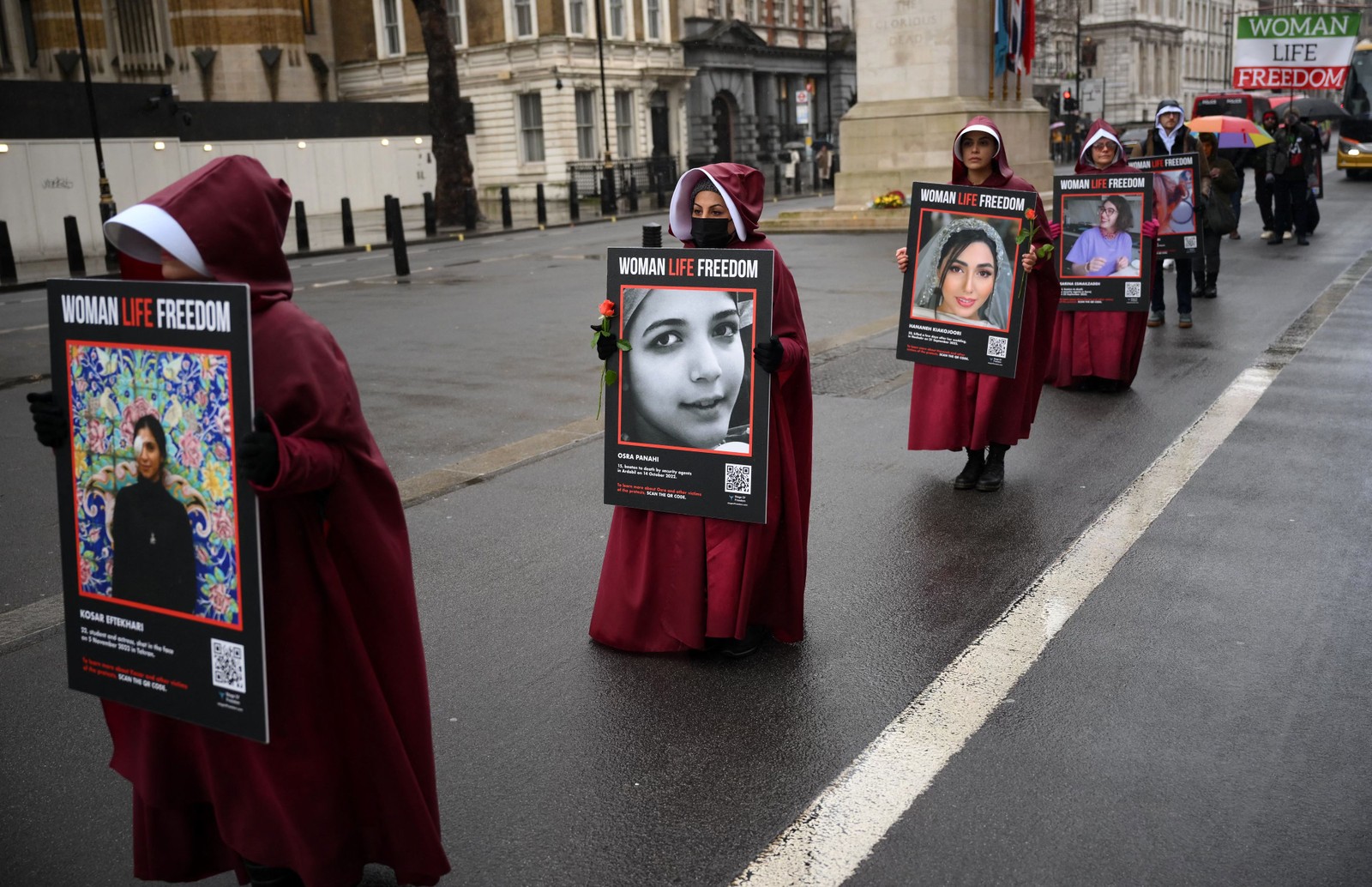 Manifestantes seguram cartazes com os dizeres "Mulheres, Vida, Liberdade" enquanto protestam contra a perseguição de mulheres no Irã, em Whitehall, no centro de Londres, em 8 de março de 2023. Daniel Leal / AFP