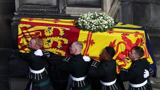Caixão da rainha Elizabeth II é levado para a Categral de Santo Egídio, em Edimburgo — Foto: RUSSELL CHEYNE/AFP