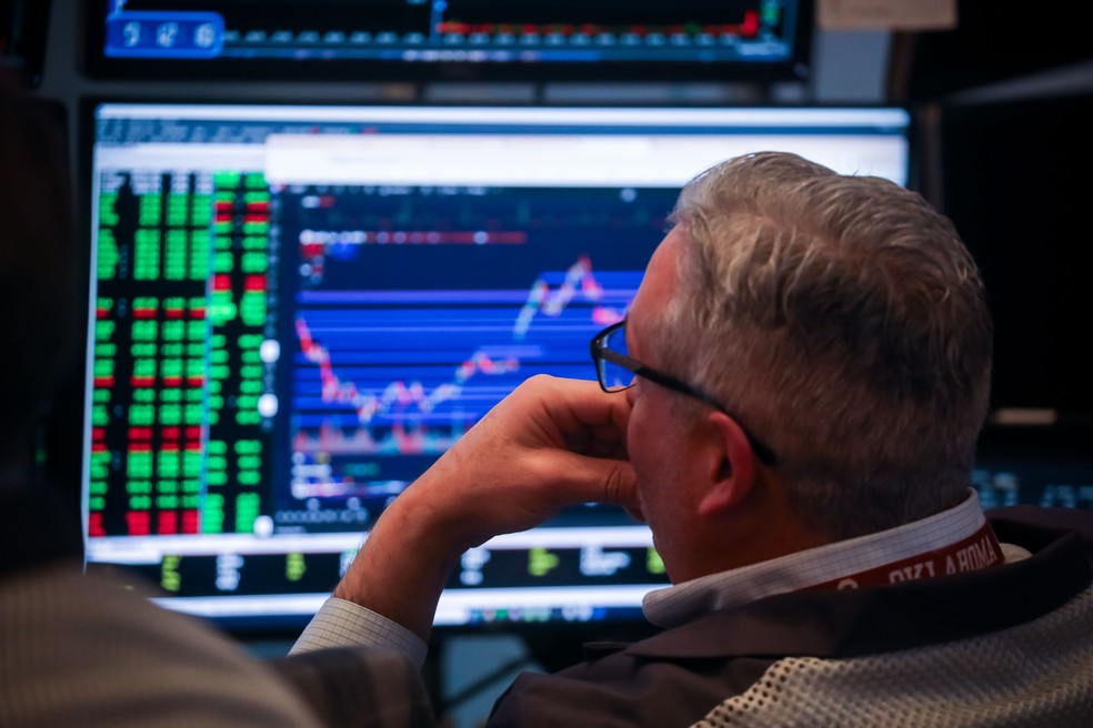 Gestor olha tela na Bolsa de Valores de Nova York (NYSE) � Foto: Michael Nagle / Bloomberg