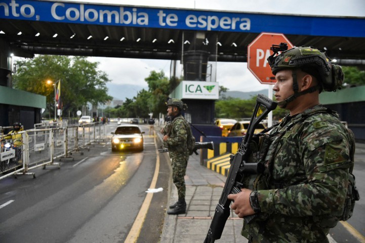 Militares colombianos na fronteira com a Venezuela — Foto: Schneyder MENDOZA / AFP