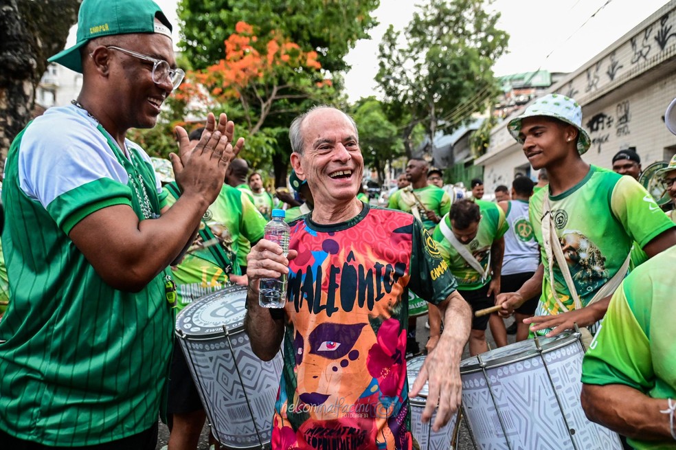 Camaleônico: em meados de de dezembro, Ney Matogrosso participou do ensaio de rua da Imperatriz Leopoldinense, em Ramos, posando ao lado de componentes, como o Mestre Lolo (de boné) e ritmistas — Foto: Divulgação / Imperatriz Leopoldinense