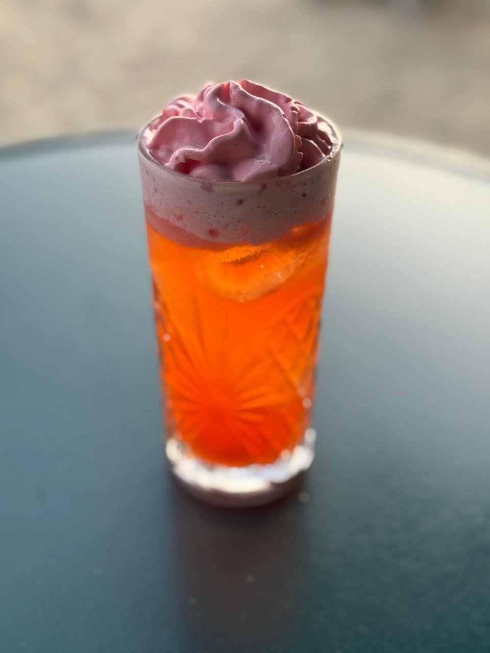 Daisy Duck S/A, Do Pato Com Laranja: Morango, Cardamomo, Limão, ÁguaComGásEEspuma e Espuma de Framboesa -foto: foto: Divulgação/pato com laranja