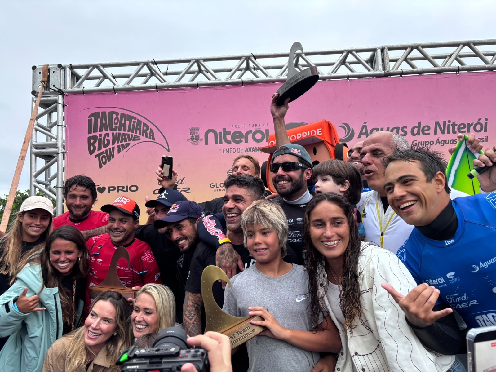 Itacoatiara Big Wave: Lucas Chumbo e Pedro Scooby são bicampeões; Michelle des Bouillons e Ian Cosenza  vencem categoria mista - QTU Questões do Universo