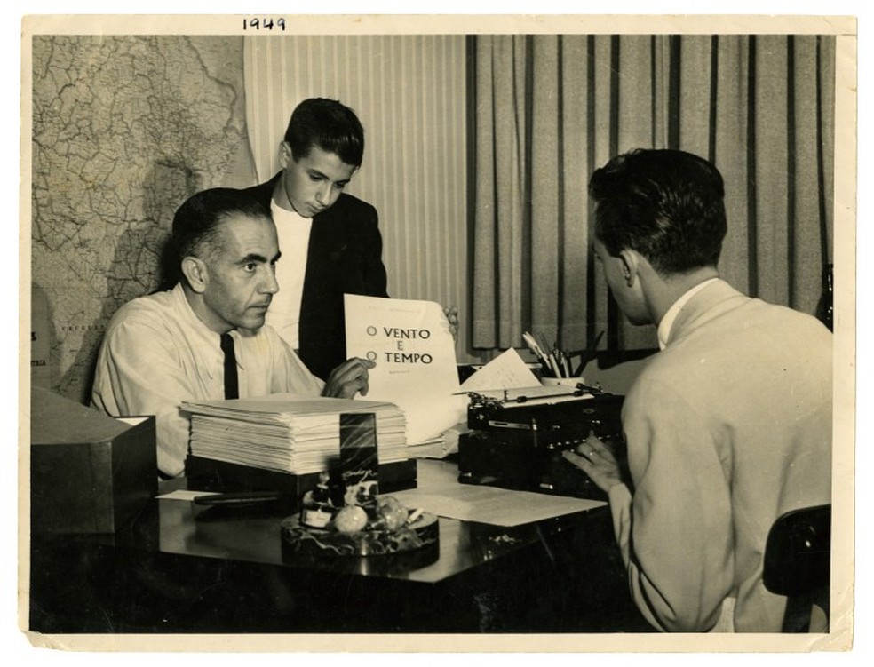 Luis Fernando Verissimo com o pai, Erico, e o manuscrito de "O tempo e o vento" — Foto: Divulgação