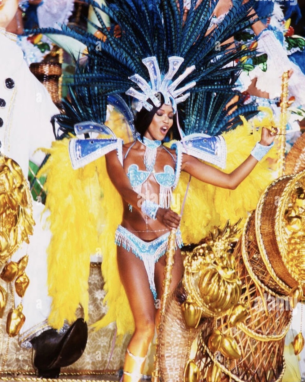 Naomi Campbell como destaque da Portela, em 2005 — Foto: Reprodução/Instagram