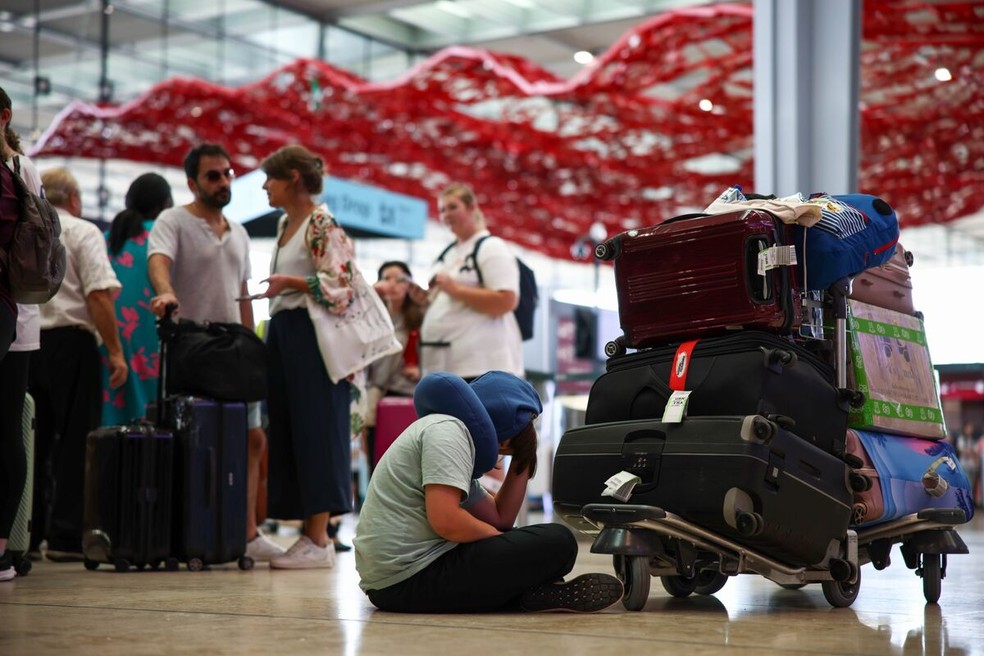 Viajantes aguardam aps uma interrupo global impactar sistemas de computadores, no Aeroporto de Berlim Brandenburg, na Alemanha, em 19 de julho.  Foto: Liesa Johannssen/Bloomberg