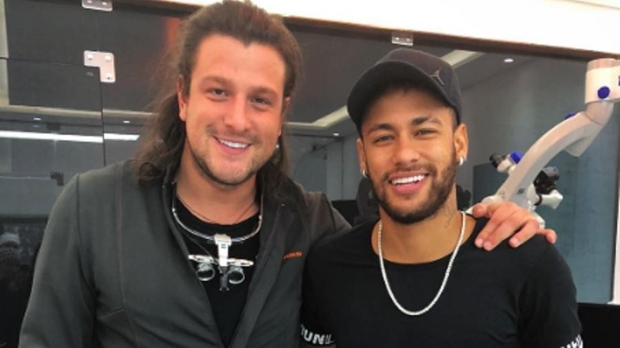 O dentista Rafael Puglisi ao lado do jogador Neymar — Foto: Reprodução/Instagram