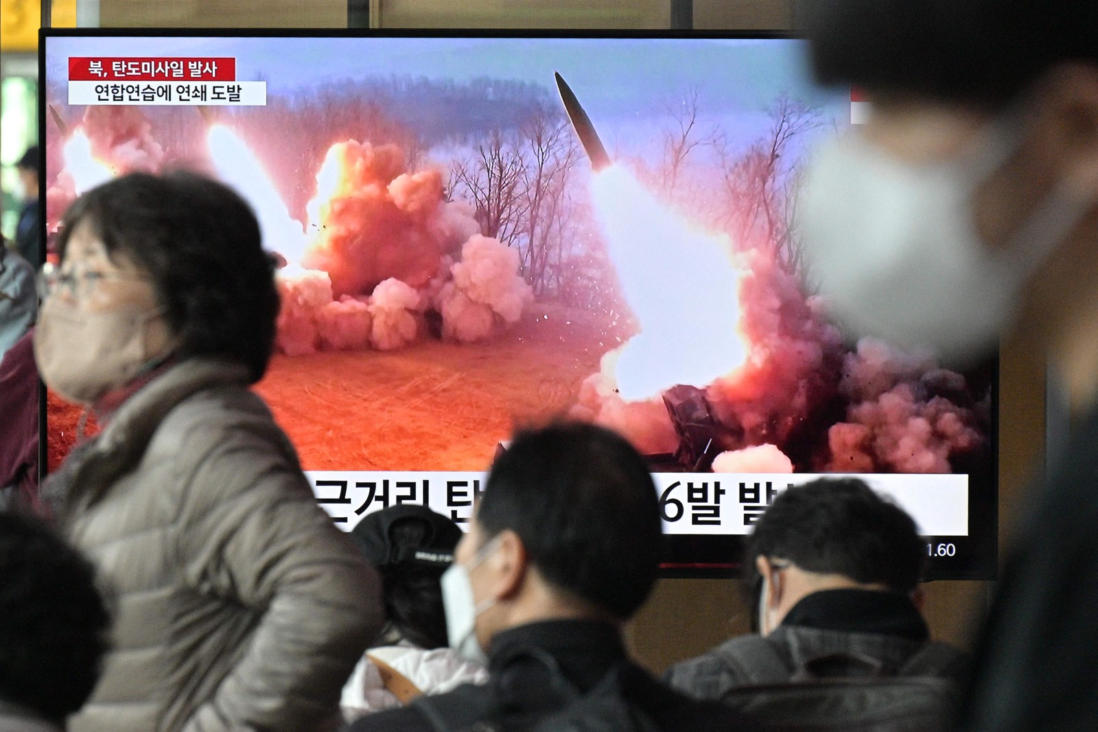 Telão noticia teste de míssil norte-coreano, em uma estação ferroviária em Seul, capital da Coreia do Sul — Foto: ANTHONY WALLACE/AFP