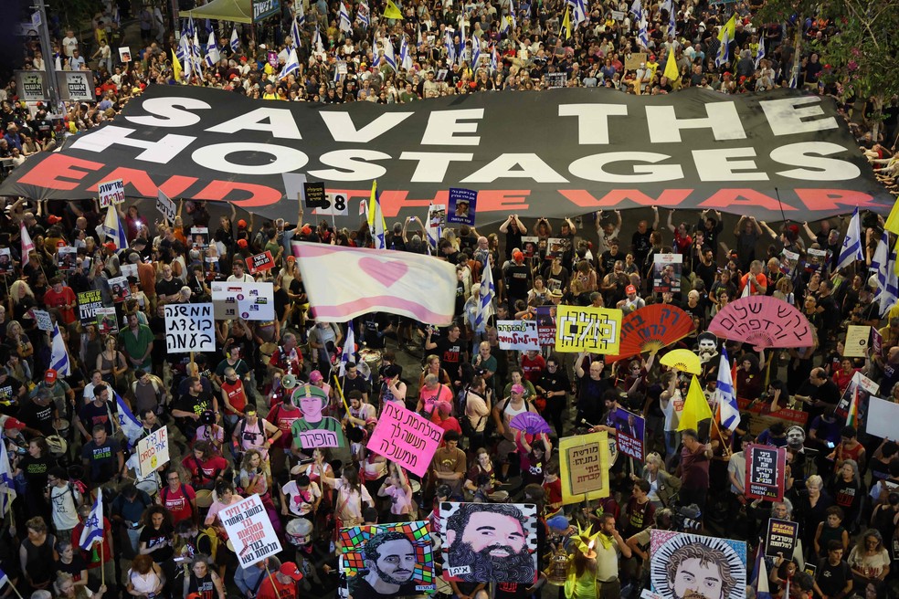Protesto contra o governo e pelo fim da guerra em Gaza em Tel Aviv — Foto: Jack Guez/AFP