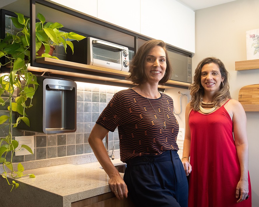 Com filtro. Bianca Rubim (à esquerda) e Renata Pallazo no apartamento