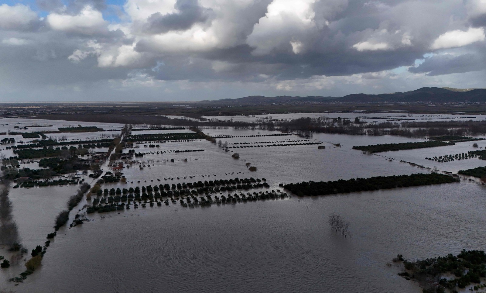 Com o aumento da frequência das inundações devido às mudanças climáticas, as baixas taxas de reciclagem na Albânia estão agravando seu impacto — Foto: Adnan Beci/AFP