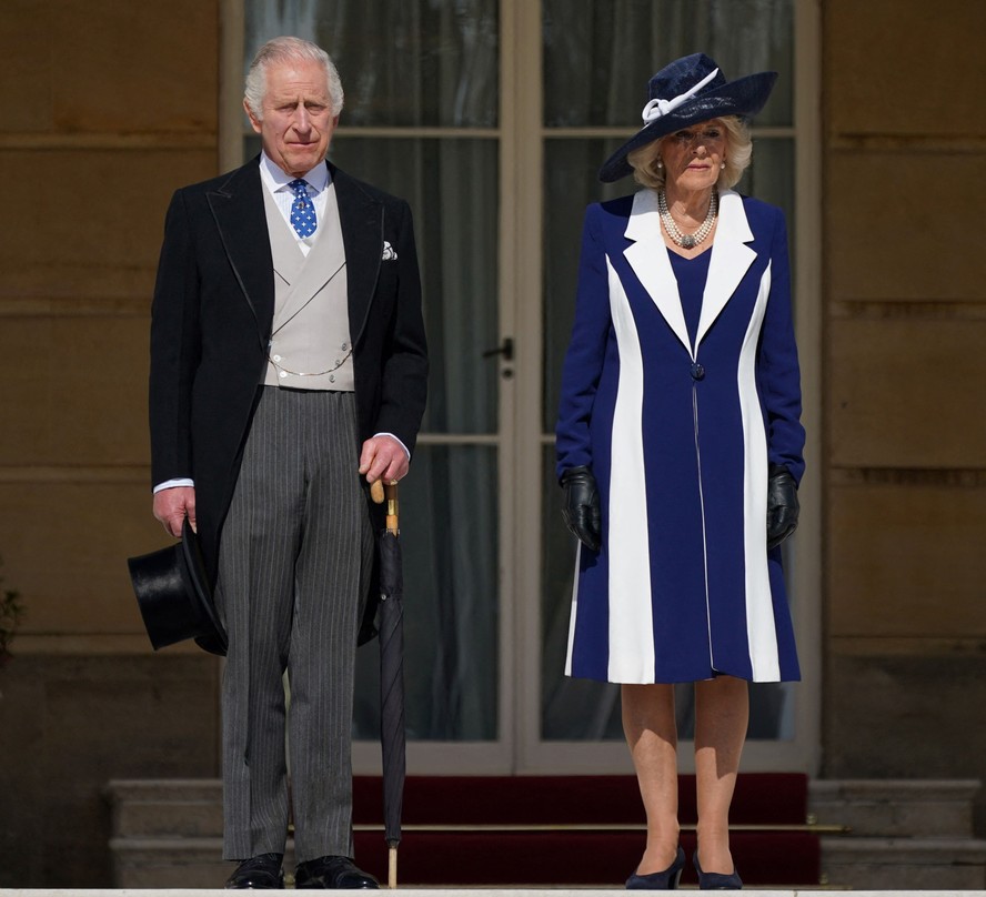Rei Charles III e a rainha consorte Camilla recebem convidados nos jardins do Palácio de Buckingham
