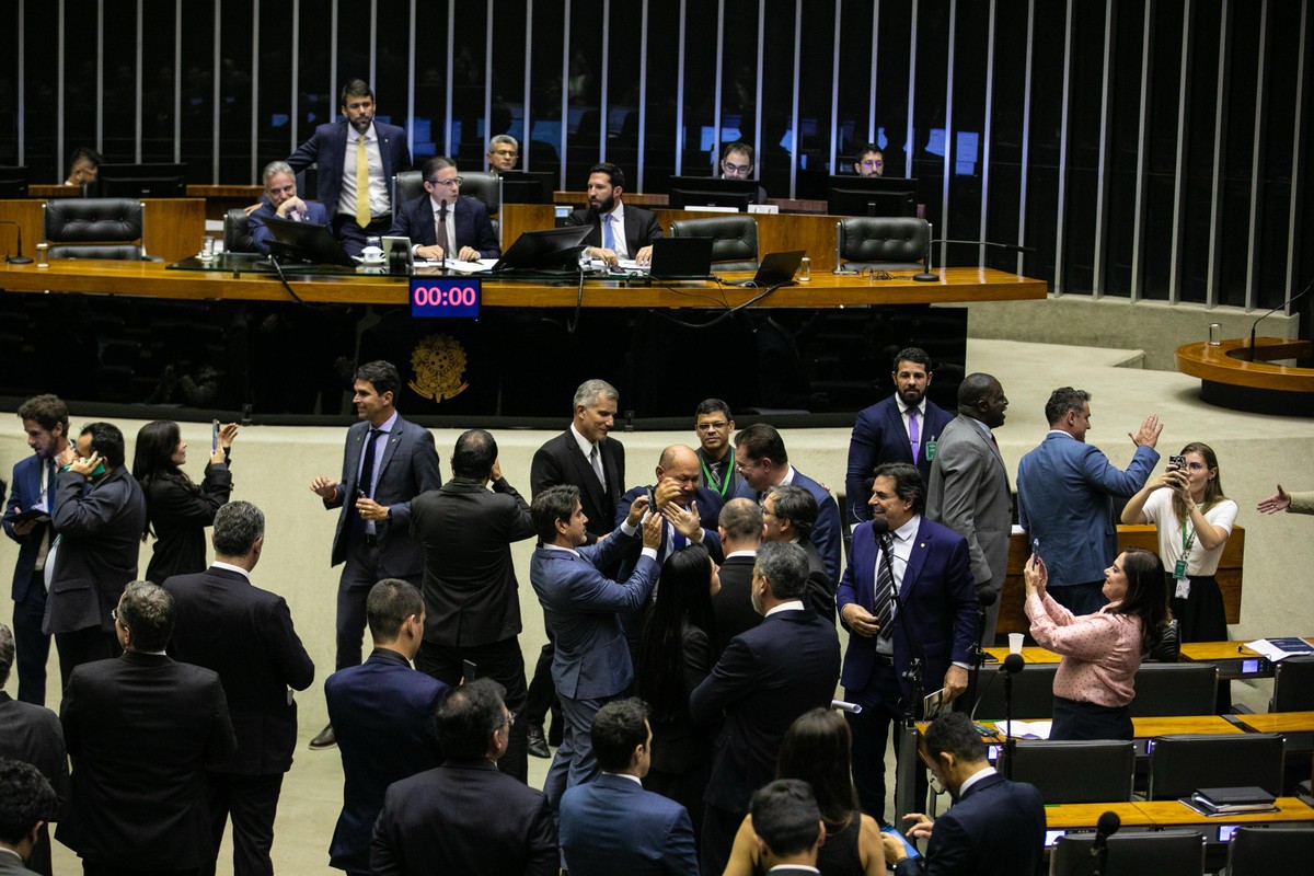 Partidos com ministérios no governo Lula deram 63% dos votos a favor da derrubada de decreto do IOF na Câmara