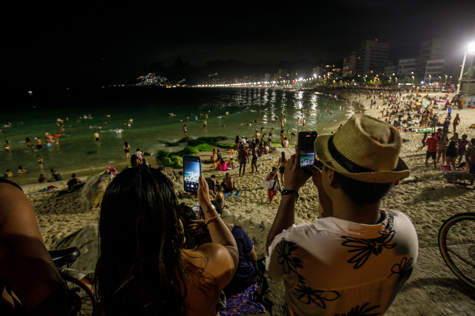Turistas argentinos aproveitam a praia noturna para tirar fotos — Foto: Brenno Carvalho