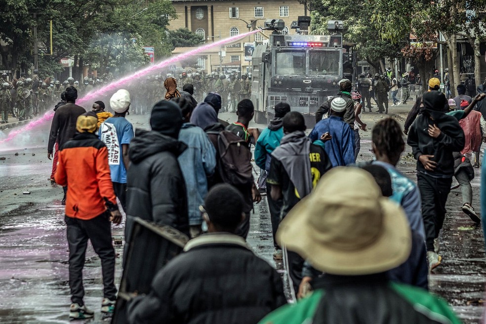 Polícia joga água e bombas de efeito moral em manifestantes no Quênia — Foto: Luis Tato/AFP