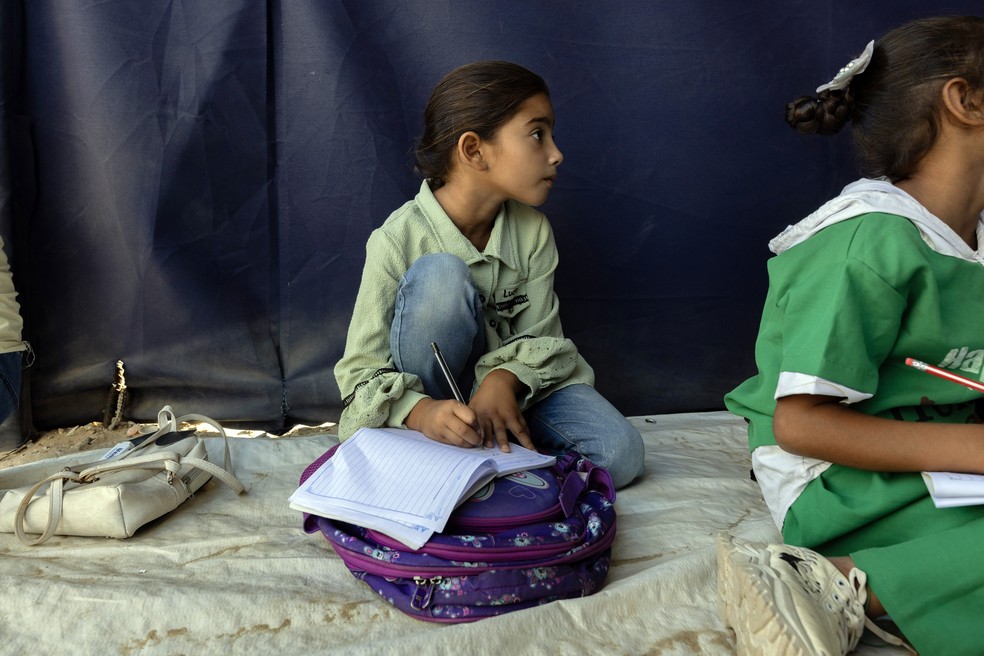 Rateel al-Najjar em uma escola improvisada no campo onde mora, no sul de Gaza — Foto: Saher Alghorra/The New York Times