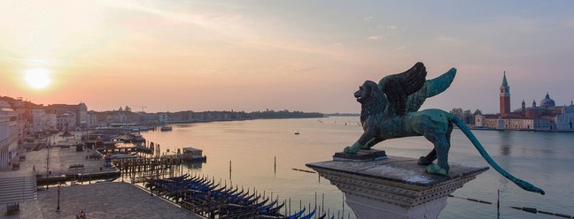 O Leão de Veneza sobre um calçadão vazio: pandemia mudou a cara da cidade italianaAFP
