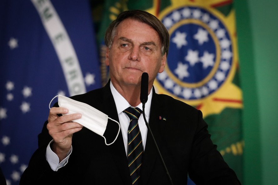 Bolsonaro retira máscara durante pronunciamento no período da pandemia, em 2021