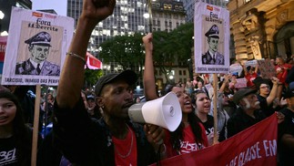 "Tarcísio, inimigo das periferias", dizem os cartazes — Foto: NELSON ALMEIDA / AFP