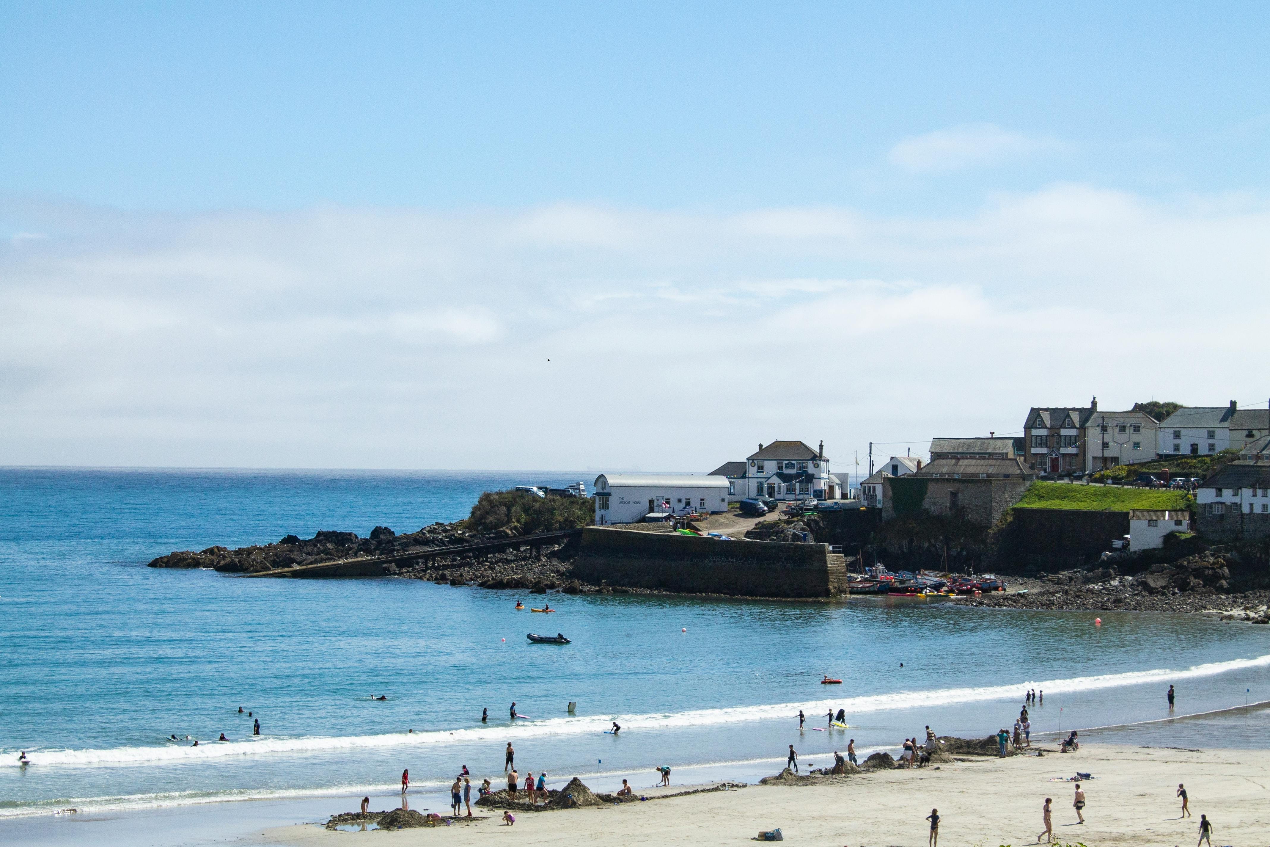 Surfista sofre mal súbito e morre em praia na Inglaterra