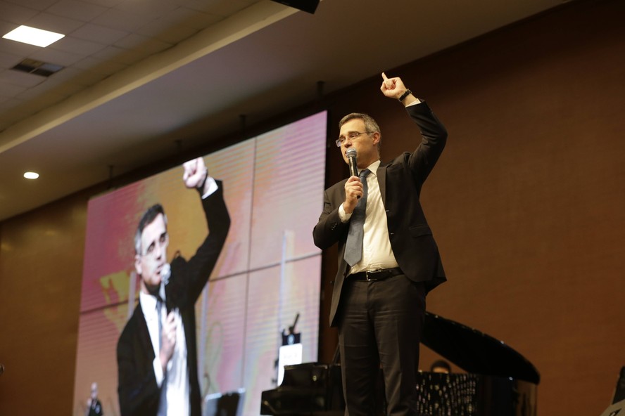 André Mendonça participa de culto: pastor presbiteriano foi ministro de Bolsonaro e chegou ao STF