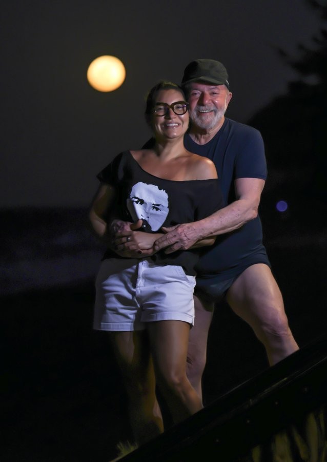 Janja posa abraçada com o então namorado Lula. Foto repercutiu e gerou memes na internet — Foto: Ricardo Stuckert