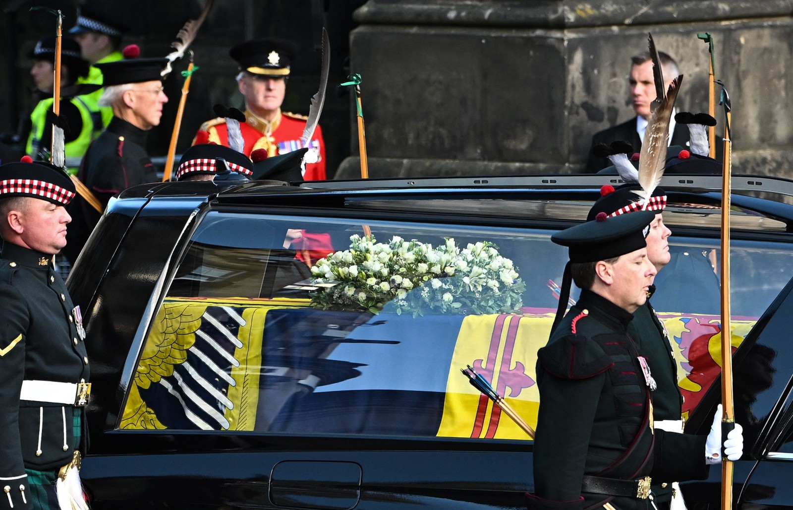 Caixão com o corpo da rainha Elizabeth II chega à catedral de Santo Egídio, em Edimburgo — Foto: PAUL ELLIS/AFP
