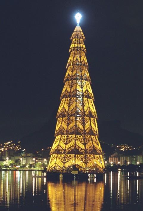 Em tons de amarelo e preto, a Árvore da Lagoa de 2000 brilhou com elegância no primeiro Natal do milênio — Foto: Ricardo Leoni