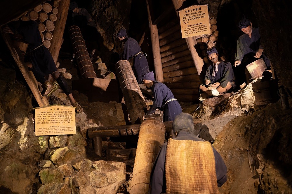 Bonecos de cera na maior mina de prata e ouro da Ilha Sado representam os antigos trabalhadores da mineração naquela regiãoThe New York Times