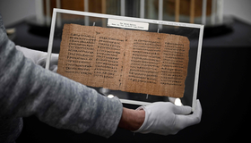 'Um dos livros mais antigos' do mundo é leiloado por R$ 20 milhões