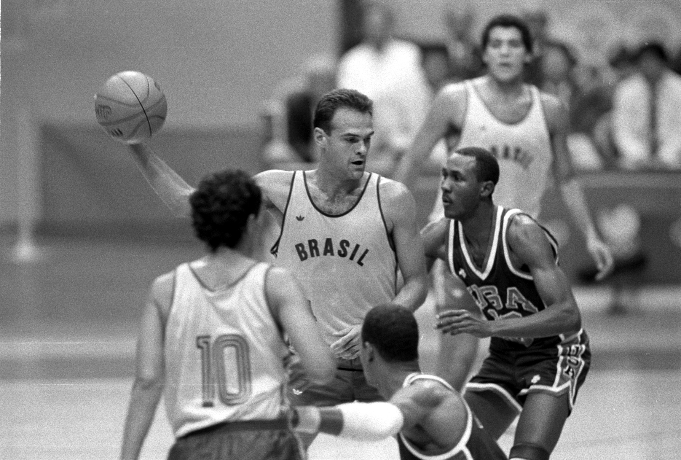 Presidente Lula e Ministério do Esporte homenageiam Oscar Schmidt: 'Maior ídolo da história do basquete brasileiro'