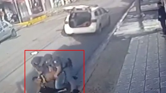 Homem detido desarma PM, atira em agentes e é preso após fuga, em SP; vídeo