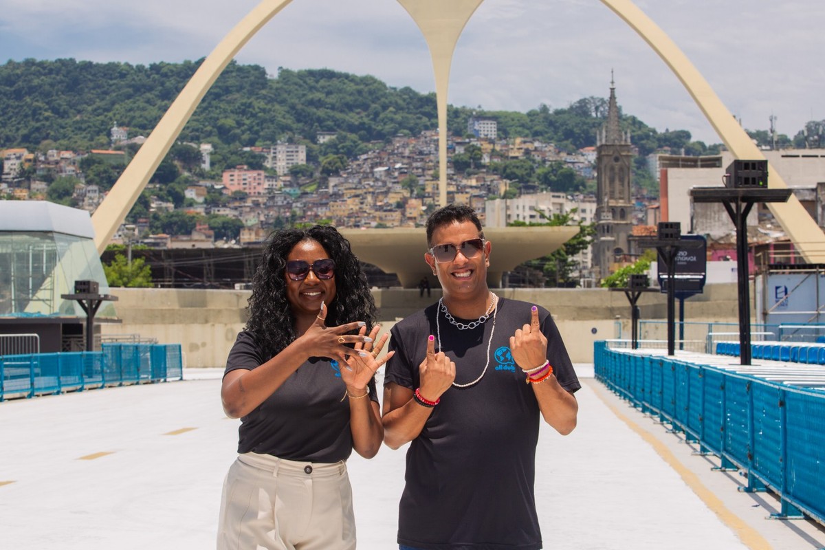 Desfiles de carnaval do Rio em Libras e com audiodescri&ccedil;&atilde;o direto da Sapuca&iacute;  levam acessibilidade ao p&uacute;blico; v&iacute;deo