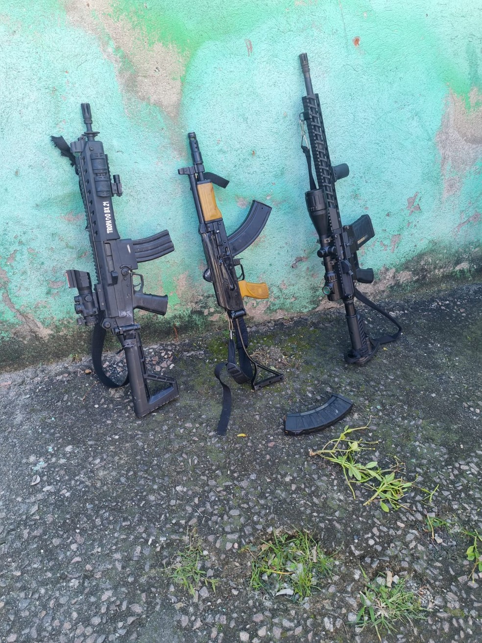 Polícia apreendeu três fuzis, uma pistola e uma granada na comunidade do Corte 8, em Duque de Caxias — Foto: Divulgação/PMERJ
