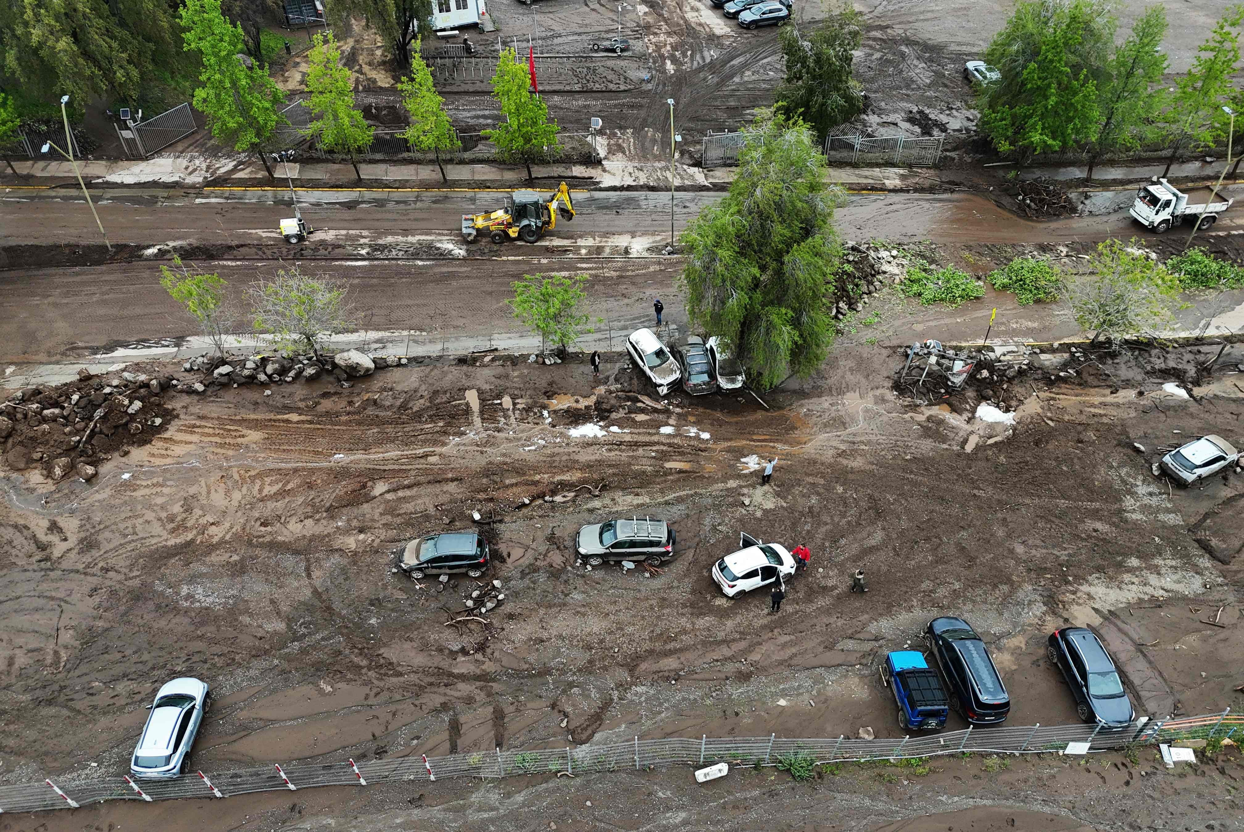 Vídeos mostram enxurrada arrastando carros depois de temporal em Santiago
