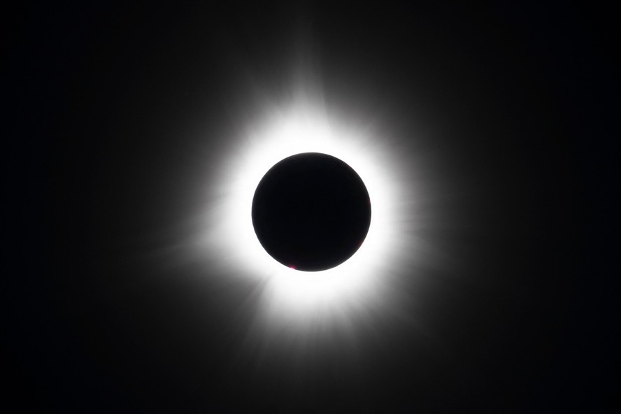 Sol encoberto pela Lua, em um eclipse anelar solar nesta segunda-feira