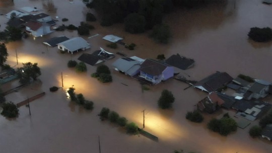 Chuvas no Rio Grande do Sul: bombeiros do Rio vão ajudar em ações de resgate