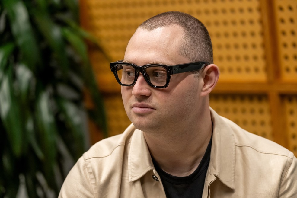 Mark Gurman usando os óculos Meta Ray-Ban Display na sede da Meta em Menlo Park — Foto: David Paul Morris/Bloomberg