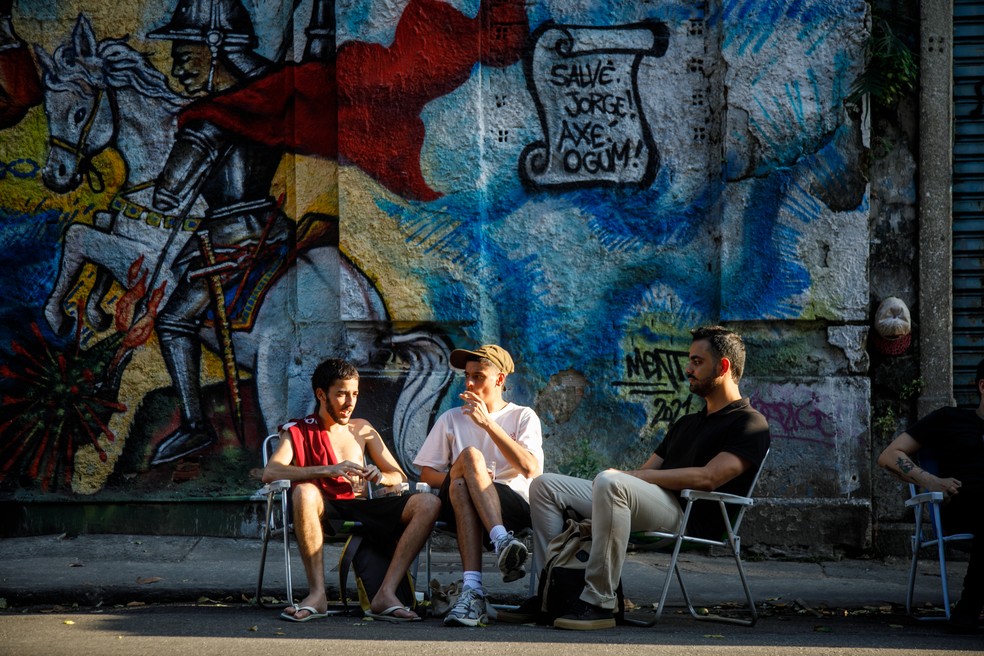 No Labuta Bar, na Rua do Senado, as cadeiras viraram uma marca registrada — Foto: Brenno Carvalho