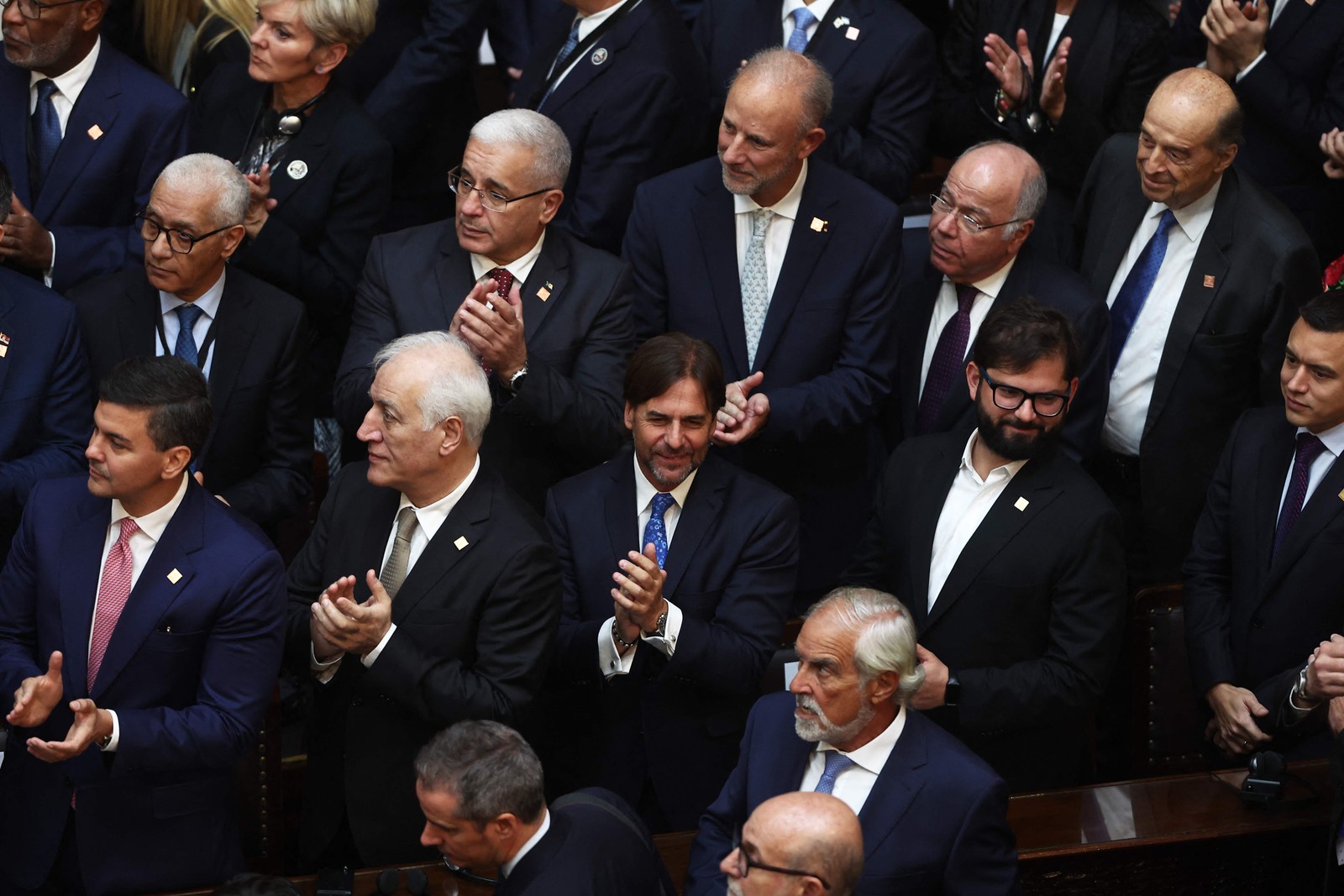Da esquerda para a direita, os presidentes do Paraguai, Armenia, Uruguai, Chile e Equador, durante a cerimônia de posse de Javier Milei — Foto: ALEJANDRO PAGNI / AFP