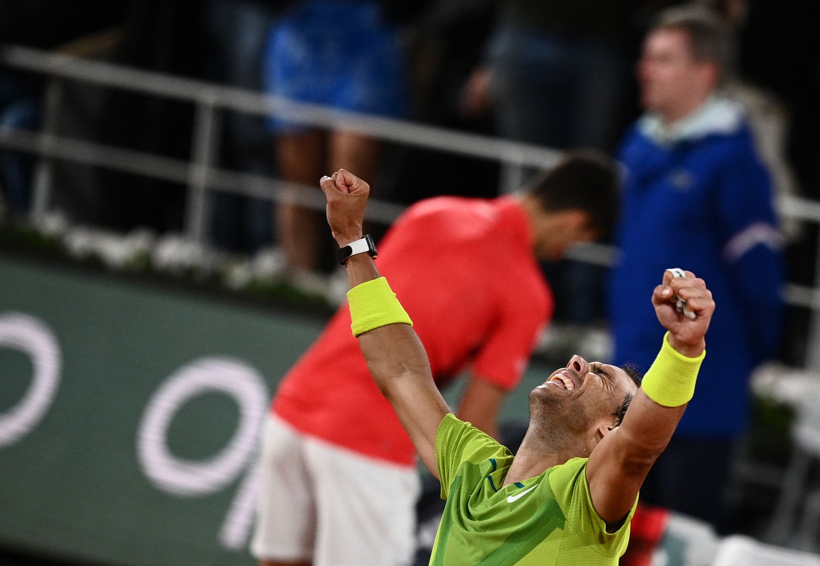 O espanhol Rafael Nadal (R) vence o sérvio Novak Djokovic e avança para a semifinal em Roland-Garros, em Paris, França  — Foto: CHRISTOPHE ARCHAMBAULT / AFP