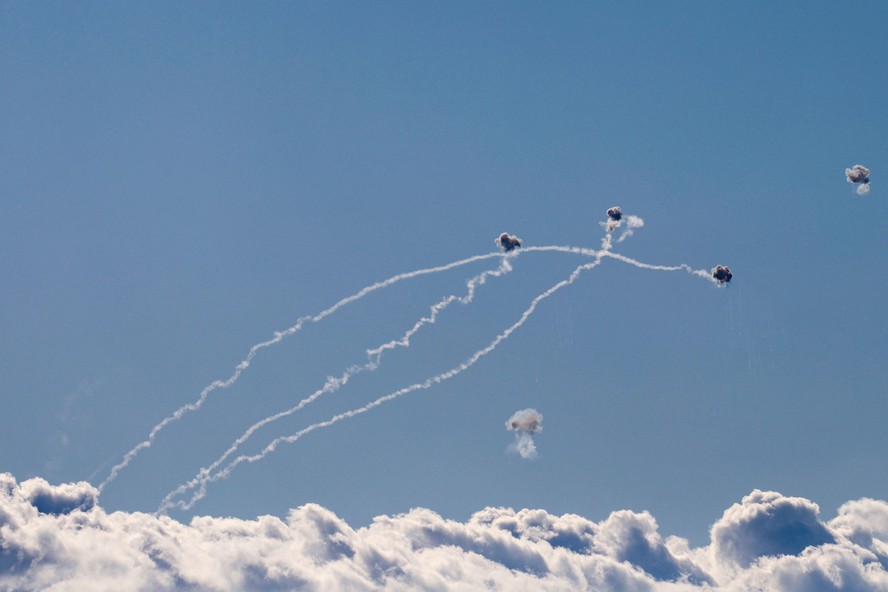 Foguetes lançados pelo Hezbollah são interceptados pelo sistema Domo de Ferro, de Israel
